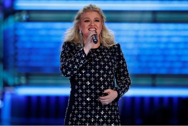 المغنية الأمريكية كيلي كلاركسون في ولاية نيفادا يوم الأول من مايو أيار 2019. تصوير: ماريو أنتسوني - رويترز